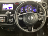 【ハンドル】運転にかかわる様々な操作を安全に行えるように視点移動が少なく操作性に配慮されたスイッチ類が凝縮されたコックピットです。