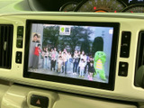 停車中には、地上デジタル放送を楽しめるTV機能。休憩時間や待ち時間に、エンターテイメントを満喫できます。※安全運転を心がけましょう。