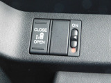 片側パワースライドドアのスイッチです。運転席からの操作やドアでも操作できます。