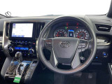運転席まわりです。 各操作スイッチは使いやすい位置に配置されてます。
