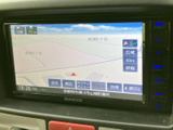 鮮明なディスプレイで、目的地までスムーズなナビゲーションをサポート。高精細な地図表示で、運転中の安心感を高めます。
