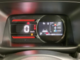 視認性の高いメーター類で、運転に必要な情報を的確に把握できます。運転状況が一目でわかり、安全運転をサポートします。落ち着いたデザインも魅力です。