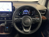3本スポークステアリング!ステアリングスイッチ付!全車速追従機能レーダークルーズコントロールの操作、音量調整やメーター内インフォメーションの操作などが可能!ステアリングヒーター付!
