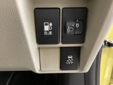 VSA装備車です。VSAはドライバーの操作と車の動きを見守っています。もし車の挙動が乱れたとき、4輪別々にブレーキをかけたり、エンジンパワーをしぼることによって車を安定させます。
