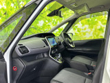 運転席からの視界は広く、運転操作もスムーズ。快適で安全なドライブを、様々な機能がサポートします。