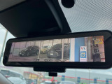 【インテリジェントルームミラー】後席の大きな荷物や同乗者で後方が確認しづらい時でも安心!カメラが撮影した車両後方の映像をルームミラー内に表示。クリアな視界で状況の確認が可能です!