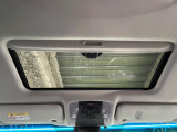 【パノラマルーフ】大型のガラスルーフ搭載で車内の解放感が一気にアップ!開放的なドライブをお楽しみいただけます。