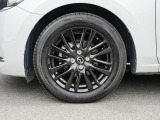 標準装備の純正16インチアルミホイール。タイヤサイズは185/60R16です。