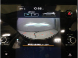 運転席からは見えにくい左右のエリアまでしっかりカバーし、死角を減らして視界を拡大。狭い道でのすれ違いや、建物の陰から車や歩行者が現れる場面でも、安心して状況を把握できる頼れる機能です。