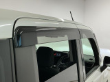 【ドアバイザー】雨の日でも窓を少し開けて換気可能!車内の空気を新鮮に保ちます♪アウトドアのシーンでは虫の侵入も防ぐ効果が役立ちます☆