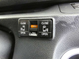 電動スライドドアのスイッチで車内からもスライドドアの開閉ができます。イージークローザー機能で半ドアになることも防止してくれます。