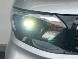 【LEDヘッドライト】悪天候や夜間走行時も良好な視界を確保し安心して運転できる高輝度LEDヘッドライトを装備!点灯速度が早く、消費電力も抑えられています。