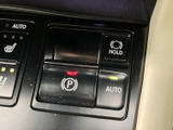 握りやすいステアリングは、運転操作をスムーズにします。快適なドライビングポジションを実現し、運転の楽しさを向上させます。