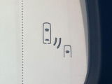 【ブラインドスポットモニター】走行中、ドアミラーの死角になりやすい箇所に後続車が接近するとサイドミラーのレンズに警告を表示!ドライバーに注意喚起をしてくれます。