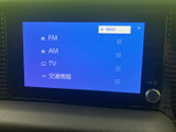 お好みの音楽をクリアな音質で楽しめます。CDやラジオはもちろん、スマートフォンとの連携も可能です。ドライブ中のエンターテイメントに最適です。