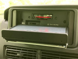 CDやSDカードなどを挿入するスロットが備わっています。様々なメディアに対応し、車内でのエンターテイメント性を高めます。