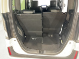 後席のシートをスライドさせると荷室空間を広げられます