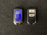 スマートキーを装備しています。鍵を差し込むことなくドアロックの開け閉めと、スタートボタン操作でのエンジンスタートができます。スペアキーも同じものを用意しております。