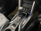操作しやすいATシフトです♪シフトチェンジを気にしなくていいので運転だけに集中できますね!自然と手に届くところにある、手になじむ形状のシフトノブがいいですね♪