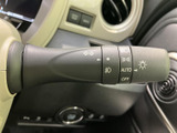 操作しやすい位置に配置されたレバーで、スムーズなウインカー操作が可能です。安全な車線変更をサポートします。