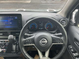 運転が楽しくなる明るく開放的な運転席まわりです。