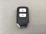 スマートキーを装備しています。鍵を差し込むことなくドアロックの開け閉めと、スタートボタン操作でのエンジンスタートができます。