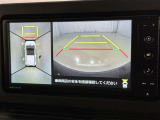 パノラミックビューモニターを装備。駐車場や交差点でクルマを真上から見るように周囲を確認できます。機能の詳細は販売店スタッフまでおたずねください。