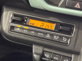 【オートエアコン】一度お好みの温度に設定すれば、車内の温度を検知し風量や温度を自動で調整。暑い&hellip;寒い&hellip;と何度もスイッチ操作をする必要はありません。快適な車内空間には必須の機能ですね♪