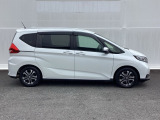 狭い駐車場でも、スライドドアならチャイルドシートへのお子さまの乗降や荷物の積載もスムーズ。
