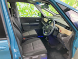 広々とした室内空間が魅力。運転席からの視界も広く、運転しやすい環境です。快適なドライブをサポートする空間設計です。