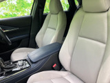 ドライバーの視界を妨げないよう、最適に配置された内装。操作性も高く、運転に集中できます。快適なドライビングサポートです。