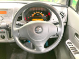 インテリアに合わせたデザインのステアリングは、運転される方のことも考え、運転しやすい形状、大きさです。是非一度、実際に触ってお確かめください。