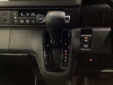 停車中にブレーキペダルを踏み続けなくてもブレーキ保持ができるオートマチックブレーキホールド機能もついております。