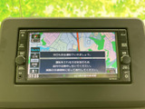 見やすい地図表示で、目的地まで迷わずに到着できます。周辺情報も確認できるので、初めての場所でも安心です。ドライブの計画も立てやすくなっています。