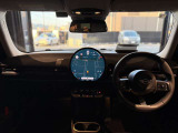 新型MINIのインパネは、象徴的な円形有機ELディスプレイを採用!直感的な操作に加え、ナビ背面から光が広がり、モードごとに色が変わる遊び心あふれるデザインです★