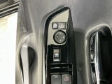 狭い駐車場で便利な電動格納ドアミラーが付いています。