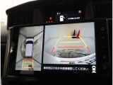 車体の前後左右に設置されたカメラにより、リアルタイムで安全確認ができるところが大きな魅力。十字路や駐車場、狭い路地での走行など、死角ができやすい場面で力を発揮します。
