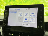 高精細なディスプレイで、快適なドライブをサポート。ラジオやUSB、Bluetoothなど多彩なソースに対応し、お気に入りの音楽を楽しめます。