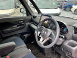 運転席も広々とゆったりしております。アームレストも装備しており快適にドライブしていただけます。