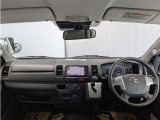 シンプルながら機能性あふれる運転席周りです。 使いやすいスイッチ類の配置によりとても運転しやすいですよ。