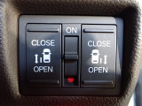 運転席からもスライドドアをボタン操作でスピーディーに開閉できます!またスマートキーでも操作できるので便利です。