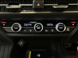オートエアコンは左右席で独立温度コントロールが可能です。運転席はキンキンに冷やして助手席はマイルドにと言った設定が可能です☆暑さ寒さでケンカすることもなくなりますね♪