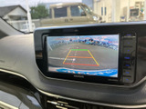 後方確認が格段に楽になる、リバースモニター付き。狭い道や駐車も安心ですね。安全な運転をサポートします。