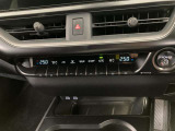 デュアルエアコンとは、運転席と助手席で、個別に温度設定ができる機能です。気温の感じ方は、人それぞれ違うもの。乗る人に優しい機能ですね。