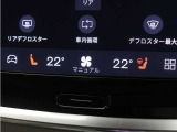 フロントシートには、シートヒーター&シートエアコンに加え、ステアリングホイール・ヒーターも装備。厳寒の地、北欧スウェーデン発祥のブランドならではのアイテムです。シートヒーターは後席にも装備しています