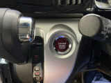 プッシュエンジンスタート/ストップスイッチでキーを差し込むことなく、ワンプッシュでエンジンの始動・停止ができます。