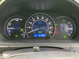 視認性の高いメーター類で、運転に必要な情報をクリアに表示。走行状況を的確に把握し、安全運転をサポートします。落ち着いたデザインも魅力です。