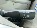 操作しやすい位置に配置されたウインカーレバー。スムーズな操作で、安全な車線変更をサポートします。機能も充実しています。