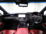上質で落ち着いた印象のインパネ。視界も広々で運転しやすいです。
