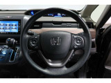 運転中もハンドルでの操作が可能です。特に高速道路等の目が離せない運転時には、便利さだけでなく、安全性も兼ね備えております。
